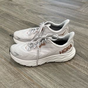 Hoka Arahi light gray sneakers